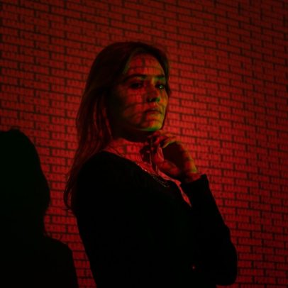Brasileira vítima de deepfake sexual por IA: biquíni removido da foto