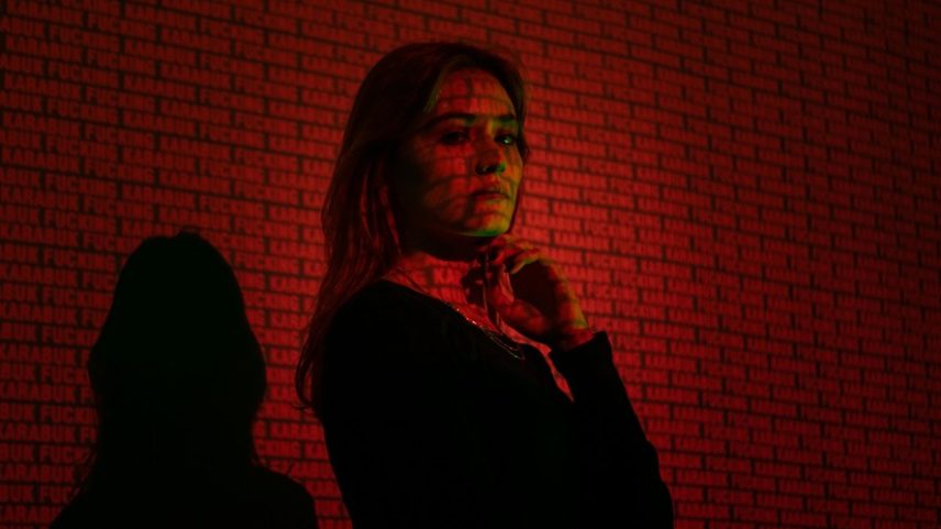 Brasileira teve foto manipulada para remeter à nudez. — Foto: Pexels