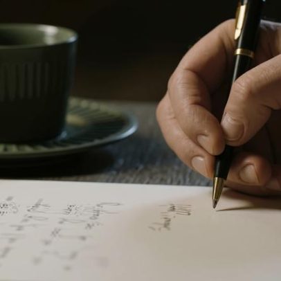 Escrita à mão pode indicar declínio cognitivo em idosos, diz estudo