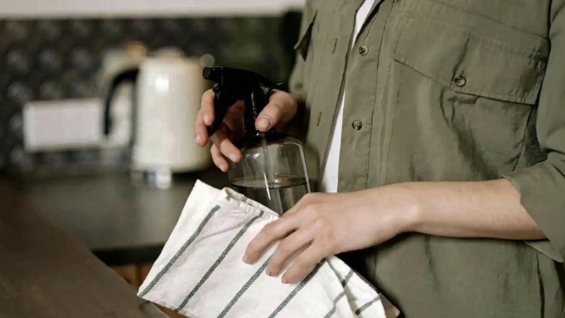 Álcool é muito utilizado como produto de limpeza (Foto: Pexels)