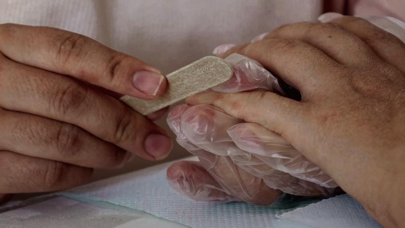 Técnica japonesa sem esmalte deixa unhas com brilho natural