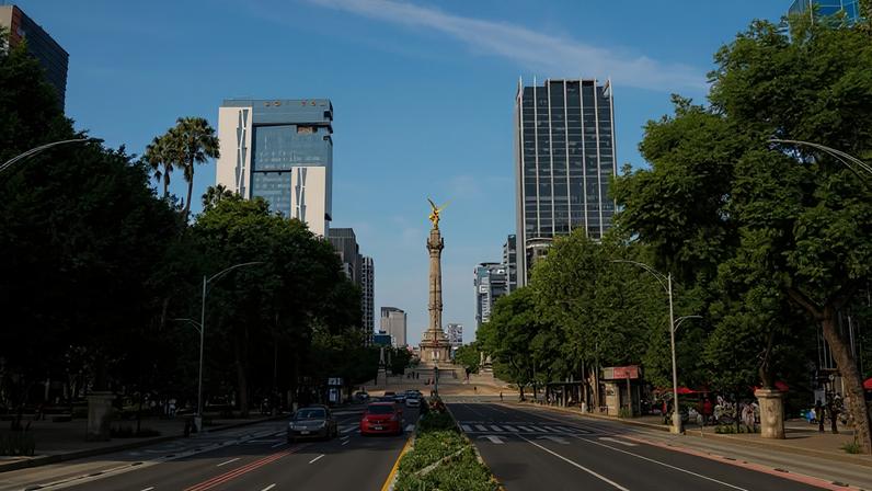 A avenida Paseo de la Reforma com o Anjo da Independência ao fundo; o monumento na Cidade do México já passou por modificações em sua base para acompanhar o afundamento da cidade mexicana