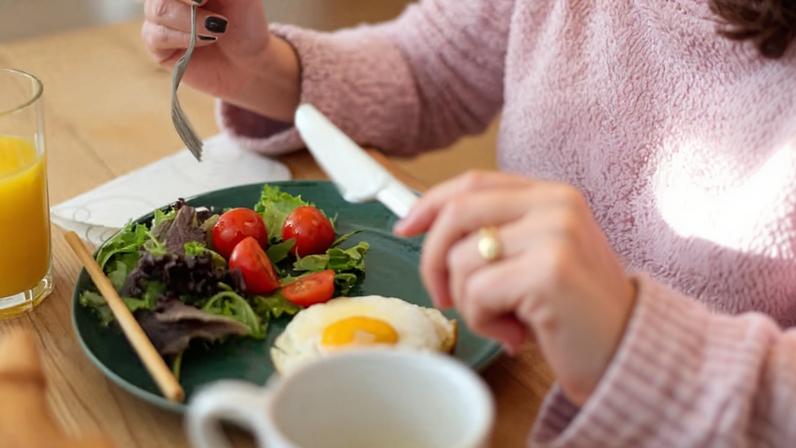 Estudo revela que o simples ato de comer pode melhorar significativamente a resposta do sistema imunológico a infecções — Foto: Pexels