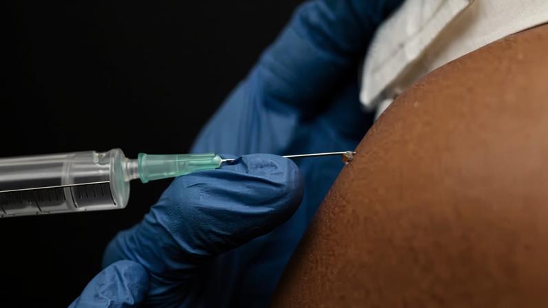 Aplicação de injeção: um dos medicamentos que teve lote recolhido é solução injetável — Foto: Karola/Pexels/Divulgação