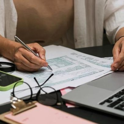 Inadimplência e endividamento das famílias permanecem altos em abril, aponta BC