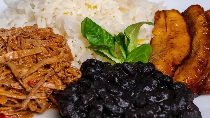 Prato típico dos brasileiros com arroz e feijão é recomendado por nutricionistas