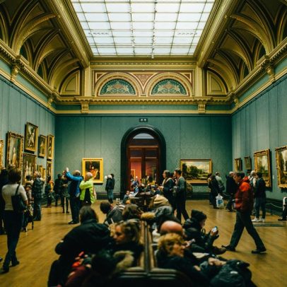 Contato diário com cultura e arte pode desacelerar envelhecimento, aponta estudo