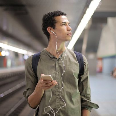Descobertas sobre as frequências auditivas máximas e mínimas do ouvido humano