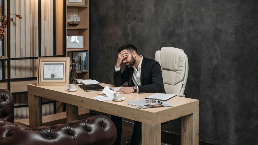 Um novo estudo publicado no periódico Science Bulletin revela que a ansiedade produtiva funciona como um sistema de alerta que aumenta a longevidade — Foto: Pexels