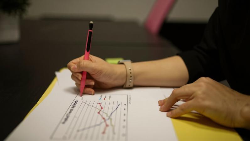 Lateralidade é a preferência natural de uma pessoa em usar mais um lado do corpo para realizar tarefas diárias do que o outro