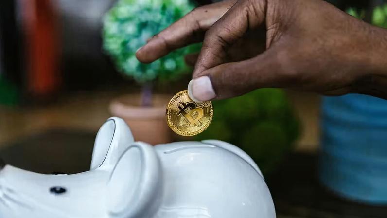 Artigo discute se vale a pena deixar muito dinheiro parado — Foto: Pexels