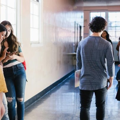 Proibir celulares na escola afeta bem-estar, mas não melhora notas, diz estudo