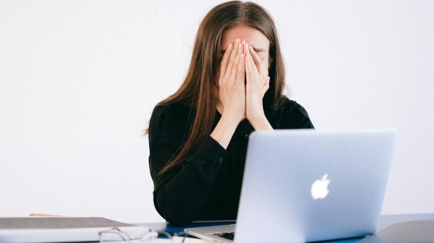 Adoecimento tem custo em afastamentos, turnover, processos trabalhistas, reputação e produtividade desperdiçada