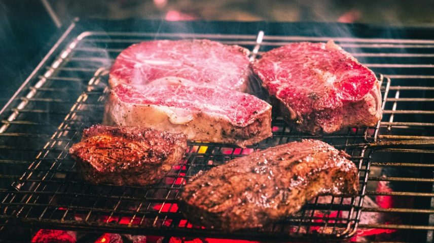 Que tal investir em uma dieta diversificada e reduzir o churrasco por aí? — Foto: Chí Thanh Do / Pexels