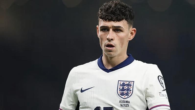 Phil Foden em ação pela seleção da Inglaterra; jogador está fora da Copa