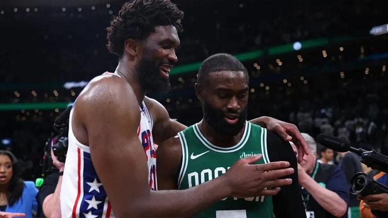 Joel Embiid e Jaylen Brown se cumprimentam entre Philadelphia 76ers e Boston Celtics na NBA (Foto: Maddie Meyer/Getty Images/AFP)