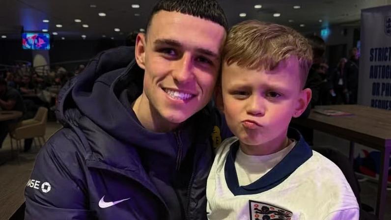 Phil Foden e o filho Ronnie, de sete anos de idade — Foto: Instagram
