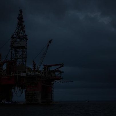 Contratos de petróleo fecham em direções opostas com foco em EUA-Irã