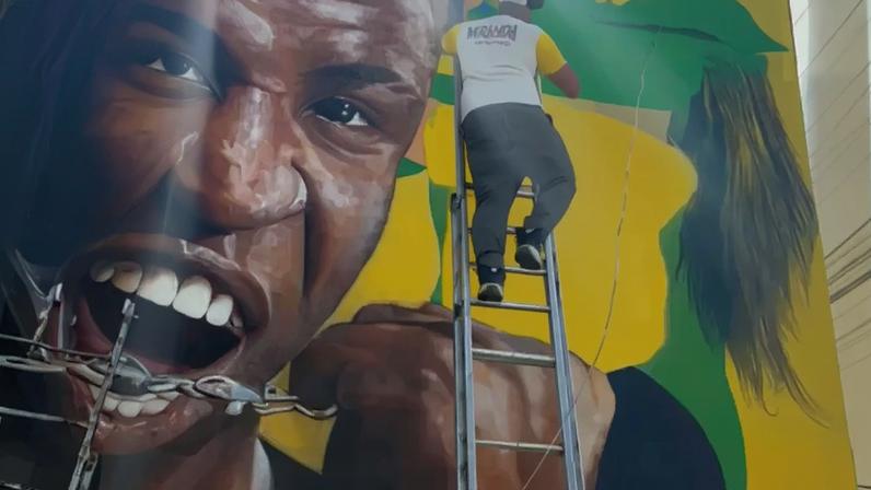 Virginia é apagada de mural em rua decorada para a Copa após término com Vini Jr.