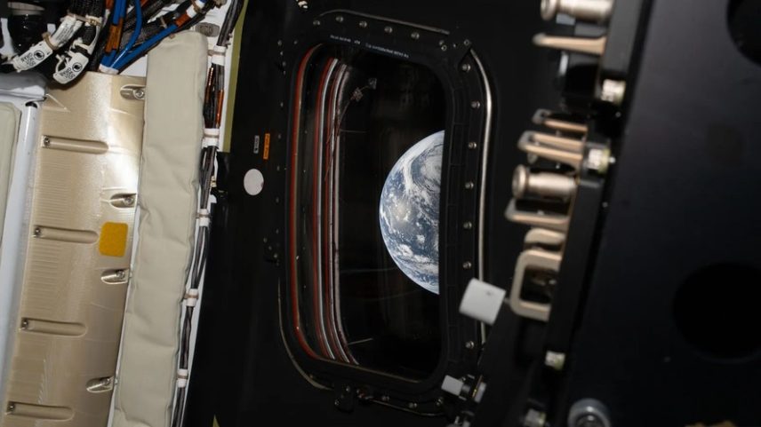 Vista da Terra de dentro da cápsula Orion