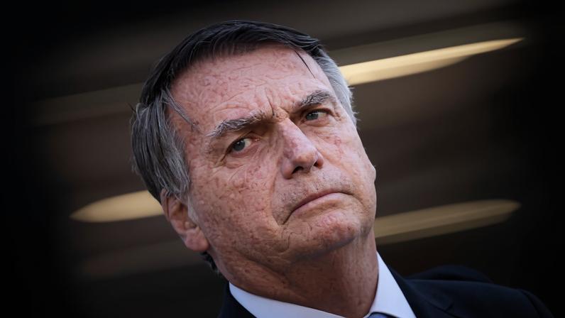 Foto de ex-presidente Jair Bolsonaro - Broncopneumonia: entenda a condição de Bolsonaro - Metrópoles