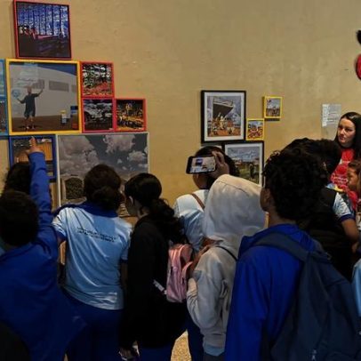 Alunos do Caic JK visitam mostra Constelações Contemporâneas no DF