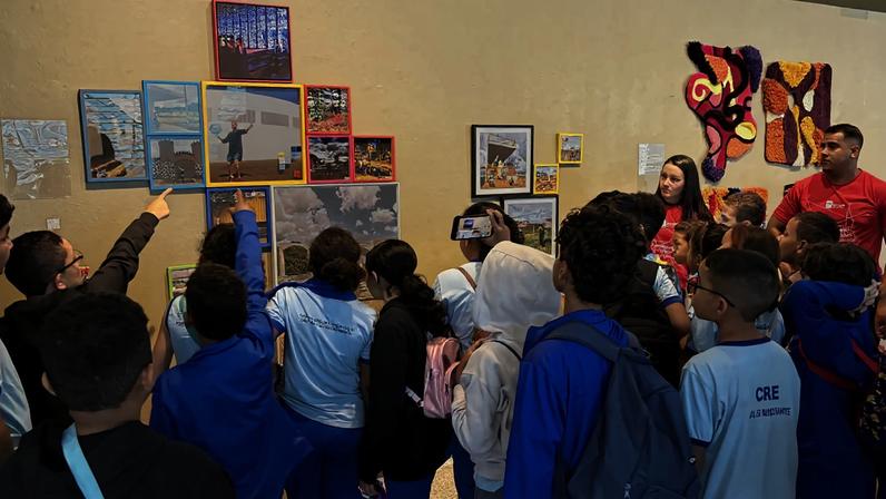 Alunos do Caic JK visitam mostra Constelações Contemporâneas no DF