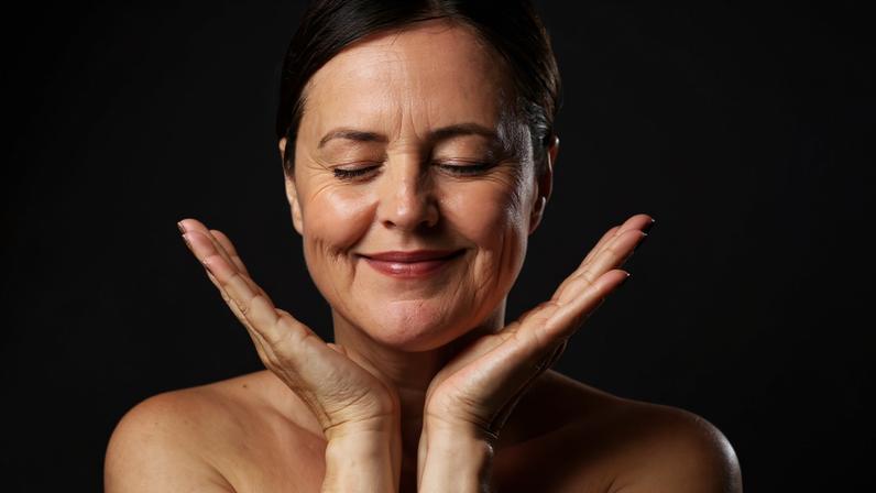 Cuidados com a pele 50+: biomédica ensina a combater rugas e flacidez