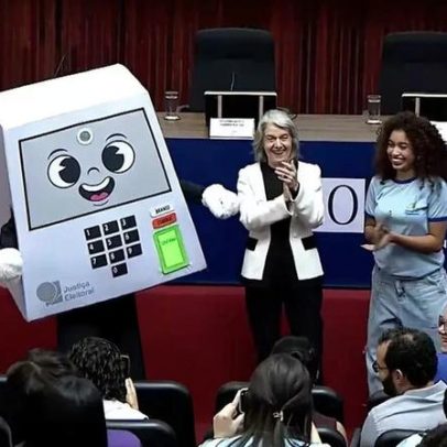 TSE lança mascote e Cármen Lúcia cumprimenta urna eletrônica Pilili