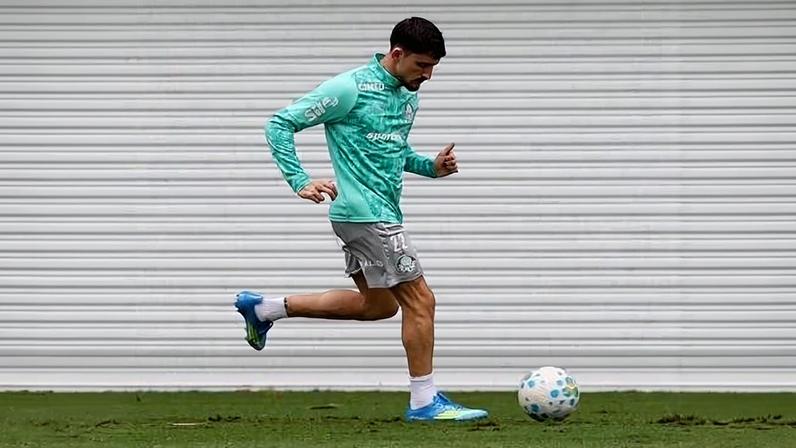 Piquerez durante treino do Palmeiras na Academia de Futebol