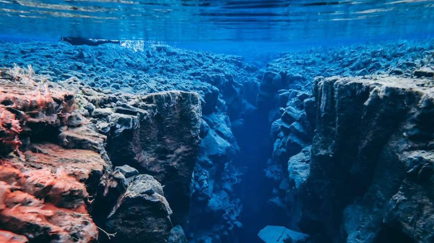 Fenda no mar.