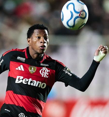 Com dores no joelho, Plata virou desfalque do Flamengo contra o Vitória