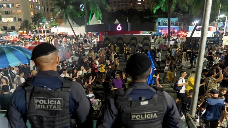 Imagem colorida mostra Policia Militar durante show da Shakira em Copacabana - Metrópoles