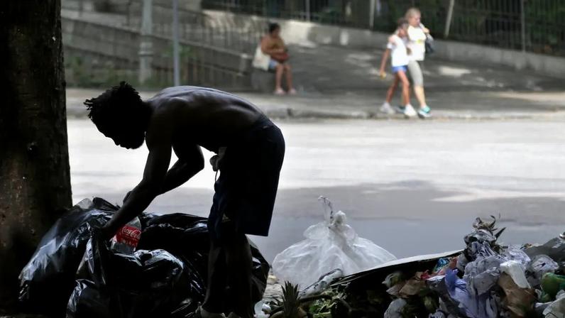 Pessoa em situação de rua no Largo do Machado, na zona sul do Rio (Tânia Rêgo/Agência Brasil)