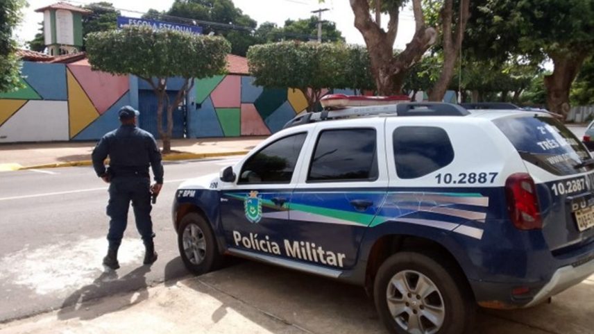 Policial com viatura vigia rua - Metrópoles