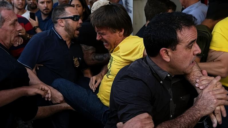 Jair Bolsonaro foi atacado durante a campanha presidencial de 2018, em Juiz de Fora