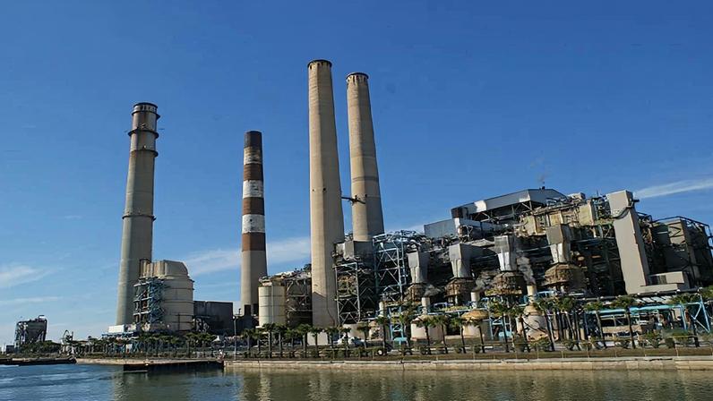 Usinas termelétricas geram energia a partir de combustíveis caros e poluentes, como gás, diesel e carvão