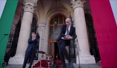 Vídeo mostra político em destaque na posse do novo premiê da Hungria