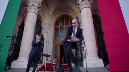 O político húngaro Zsolt Hegedus, famoso por fazer sucesso na internet dançando após a vitória de Peter Magyar nas eleições, dançou nos degraus do parlamento no sábado (9)