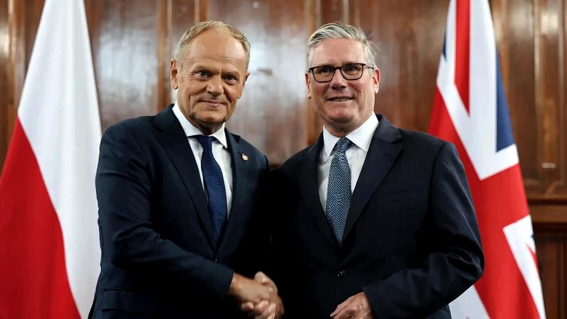 O premiê da Polônia, Donald Tusk, e o primeiro-ministro do Reino Unido, Keir Starmer, em encontro nesta quarta-feira (27) em Londres (Foto: ANDY RAIN/EFE/EPA)