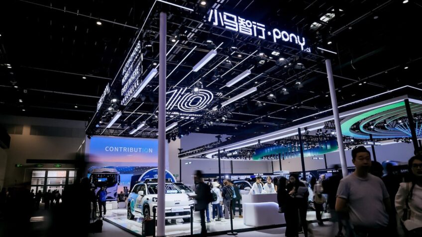 Na imagem, táxi autônomo da Pony AI no autoshow de Pequim