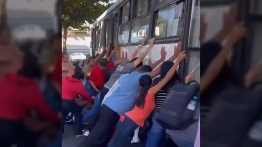 imagem colorida popular seguram onibus para salvar motociclista