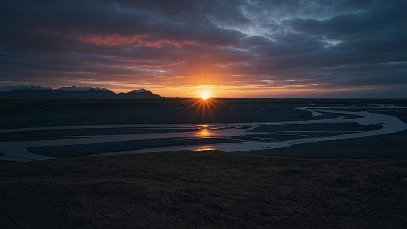 Em 'pôr do sol', só 'pôr' vai para o plural, e 'do sol' permanece igual