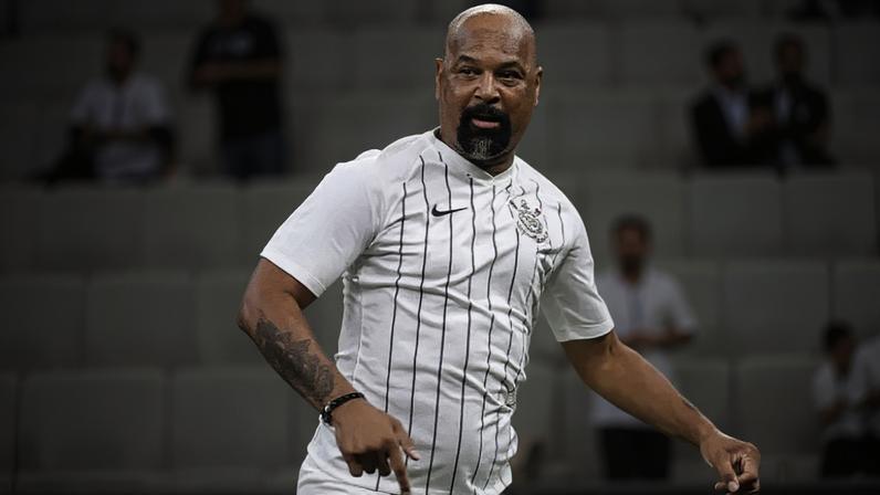 Dinei jogando no masters do Corinthians, time onde se tornou ídolo. (Foto: Corinthians)