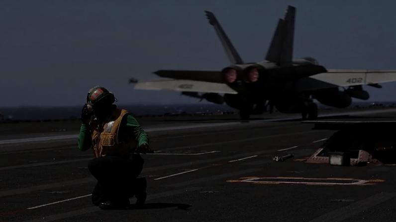 O porta-aviões USS Gerald R. Ford realiza operações aéreas em apoio ao ataque da Operação Epic Fury contra o Irã, em local não identificado 09/03/2026 (Foto a partir de vídeo de divulgação/via REUTERS)
