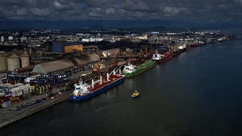 Carga de 48 toneladas de açúcar VHP apresentou indícios de adulteração durante fiscalização no Porto de Paranaguá, no Paraná.