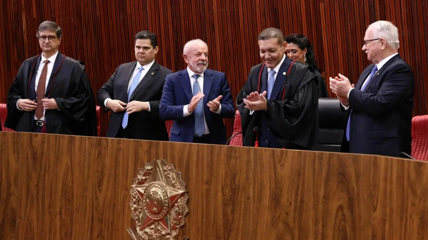 O ministro Nunes Marques (segundo da direita para a esquerda) durante sua posse como presidente do TSE. (Foto: Luiz Roberto/TSE)