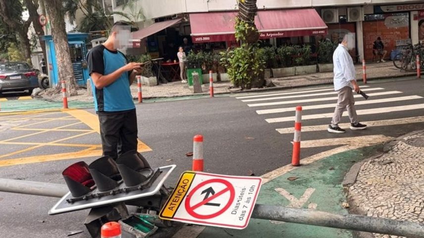 Poste cai sobre calçada e deixa uma pessoa ferida em Copacabana
