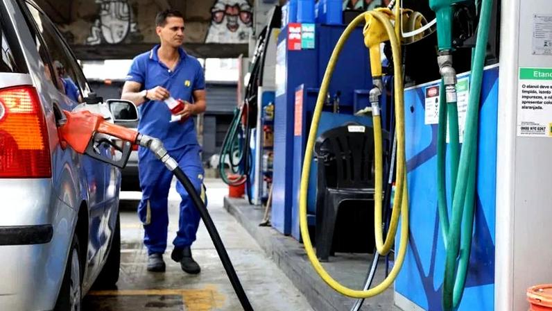 Governo reduz estimativa e propõe subsidiar R$ 0,44 por litro de gasolina