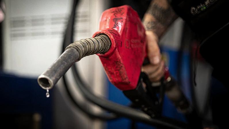 1 de 1 Bomba de combustível abastecendo veículo com combustível Metrópoles